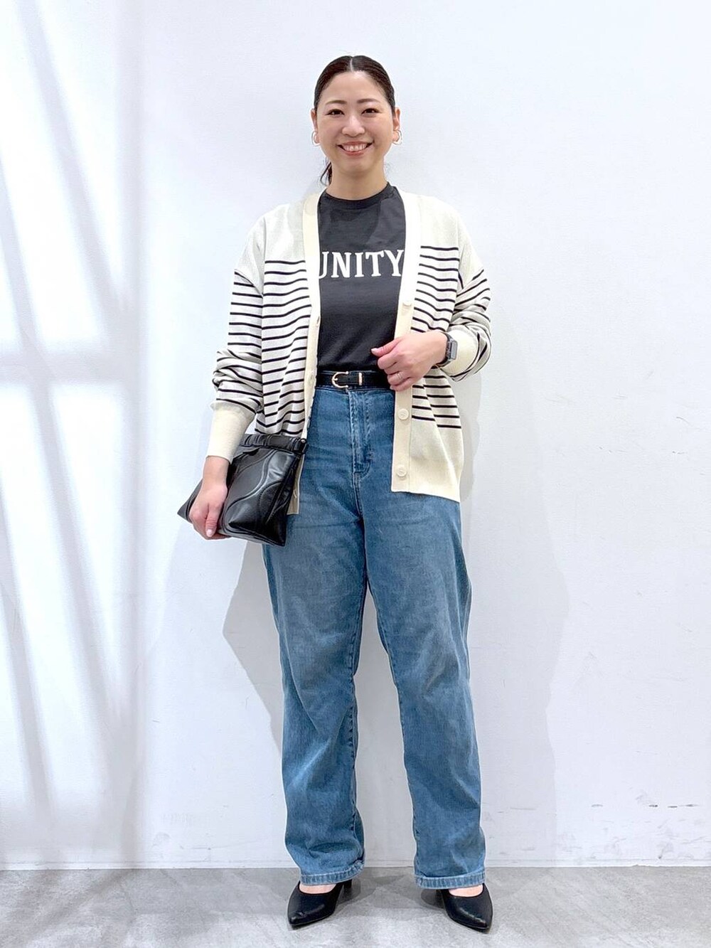 ブルー系のデニムパンツ、ブルー系のカーディガン/ボレロ、グレー系のTシャツ/カットソーを着用したレディースの春コーディネートの2枚目の写真