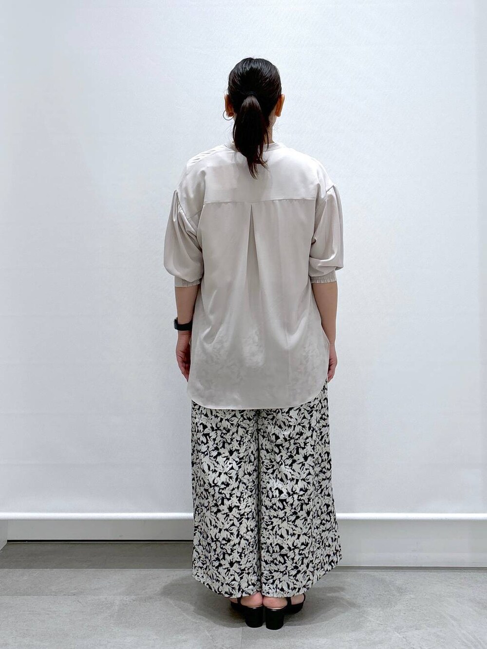 ベージュ系のシャツ/ブラウス、ブラック系のその他パンツ、ブラック系のサンダルを着用したレディースの夏コーディネートの4枚目の写真