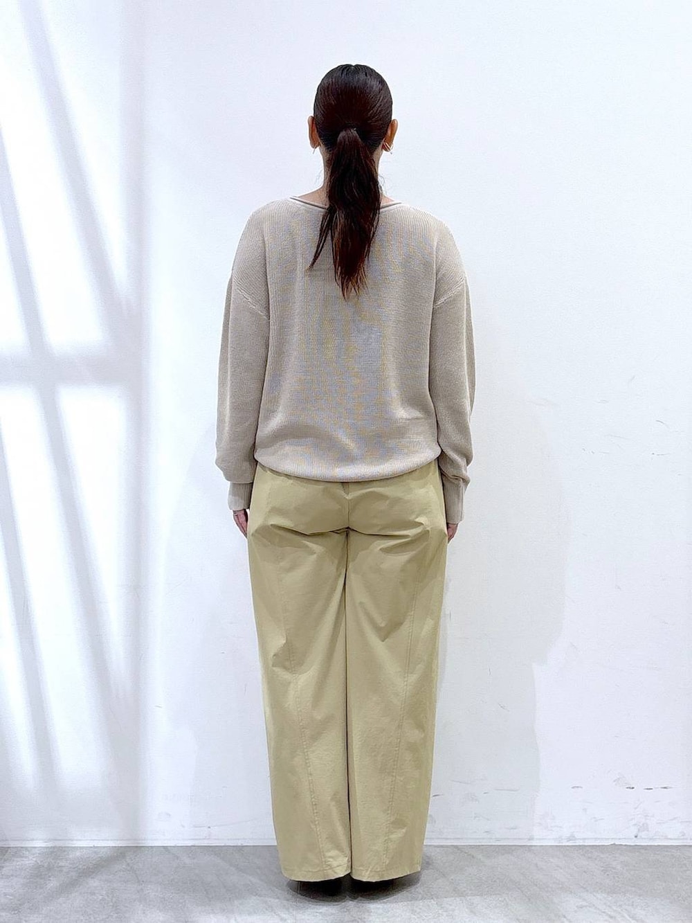 ブラック系のパンプス、ベージュ系のニット/セーター、ベージュ系のその他パンツを着用したレディースの秋コーディネートの4枚目の写真