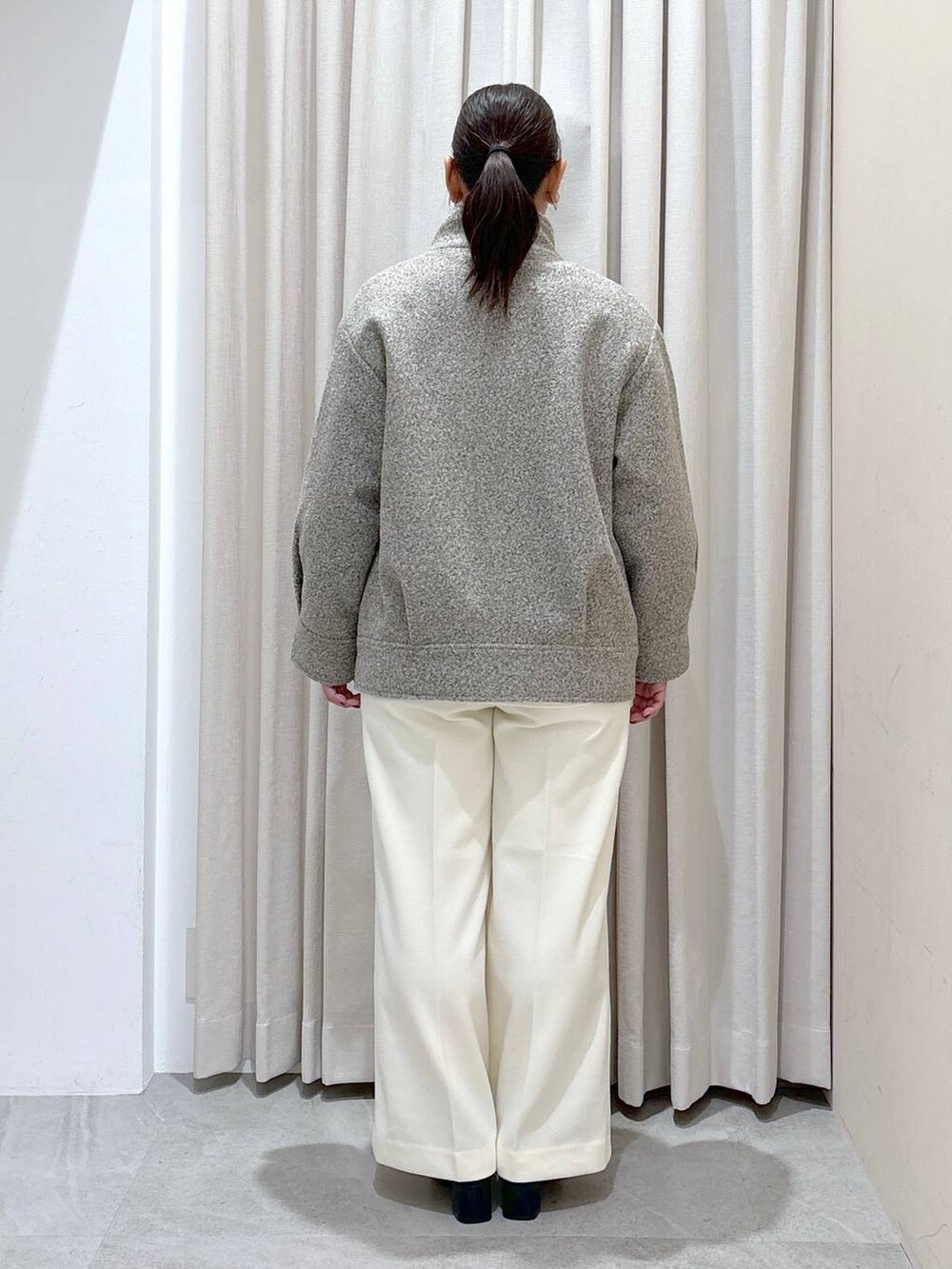 ホワイト系のその他パンツ、ホワイト系のその他パンツ、ブラック系のブーツを着用したレディースの秋コーディネートの4枚目の写真