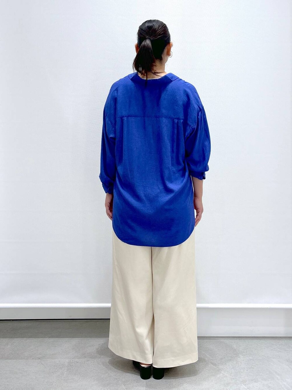 「着痩せ・細見え、体型カバー、ベーシック/シンプル、ママコーデ、楽ちんコーデ、夏コーデ、骨格ナチュラル、きれいめ、カジュアル、Elura、着痩せ、シャツ、タンクトップ、ワイドパンツ、パンツ」｜「Eluraの＜2024春ver＞リュクスエアリーショルダー／123626（ショルダーバッグ、ブラック系）」を使った、はつなさん（レディース・158cm）の夏コーディネートの4枚目の写真