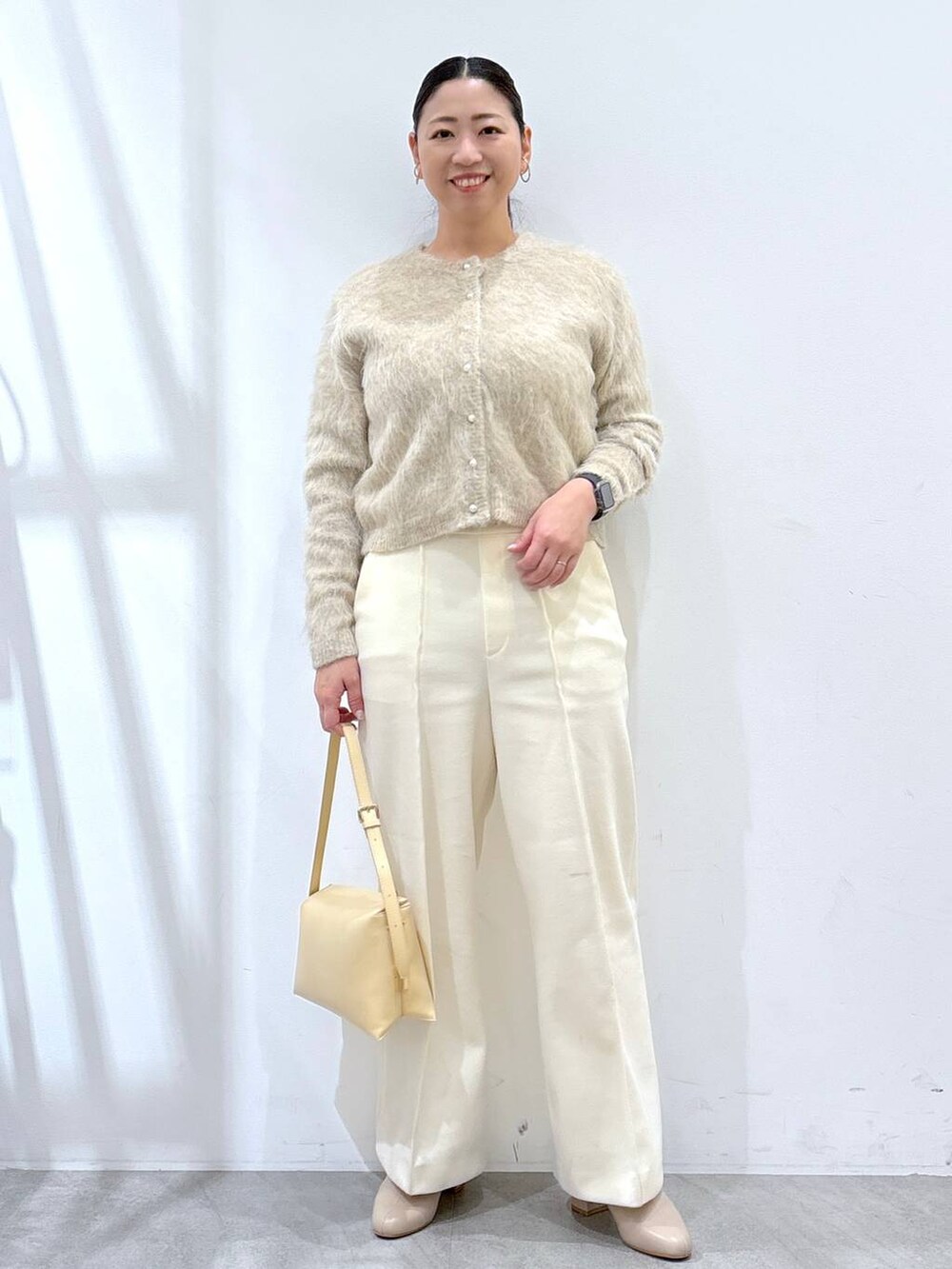 ベージュ系のブーツ、ホワイト系のその他パンツ、ホワイト系のその他パンツを着用したレディースの冬コーディネートの2枚目の写真