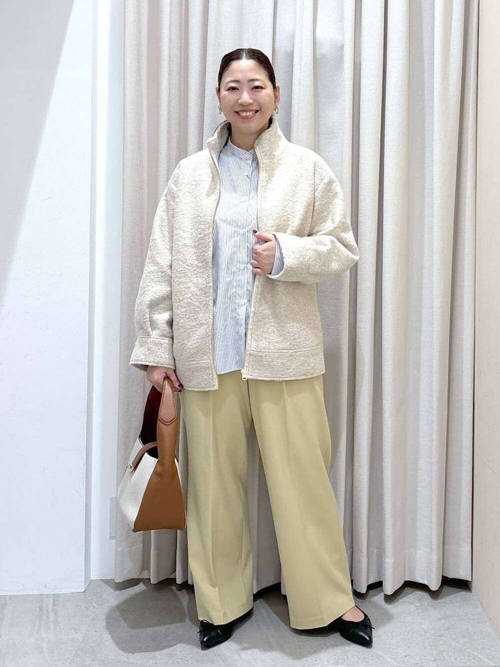 イエロー系のその他パンツ、イエロー系のその他パンツ、ブラック系のパンプスを着用したレディースの冬コーディネートの2枚目の写真