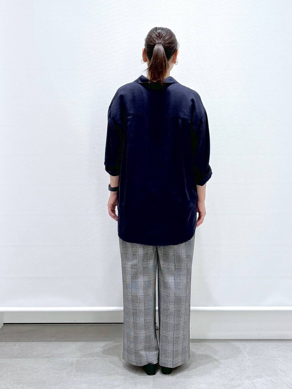 ブラック系のトートバッグ、ブラック系のサンダル、ブルー系のシャツ/ブラウスを着用したレディースの夏コーディネートの4枚目の写真