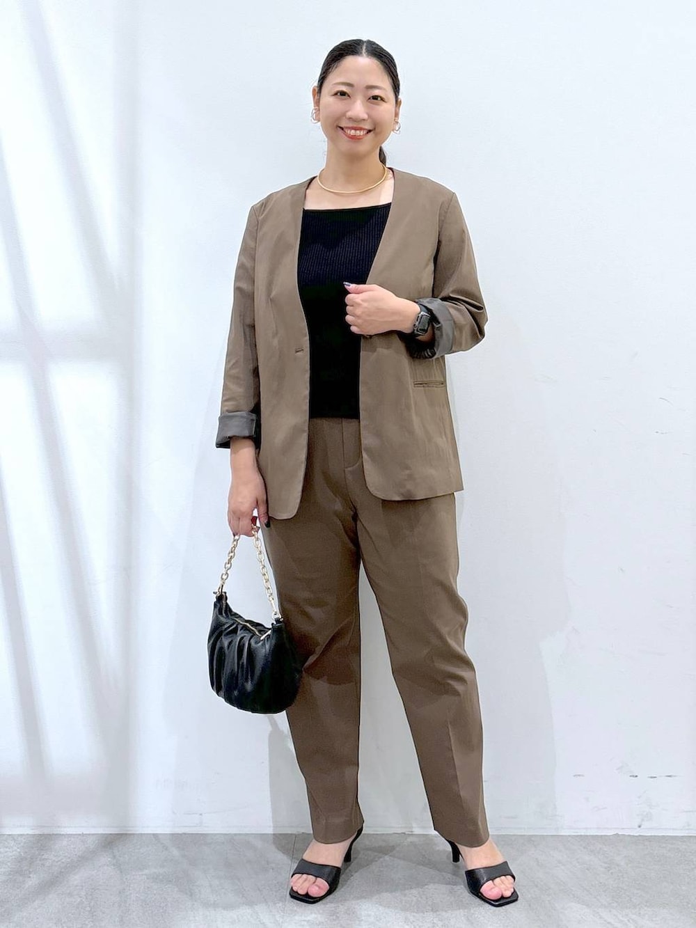 グリーン系のその他パンツ、ブラック系のタンクトップ、グリーン系のノーカラージャケットを着用したレディースの秋コーディネートの2枚目の写真