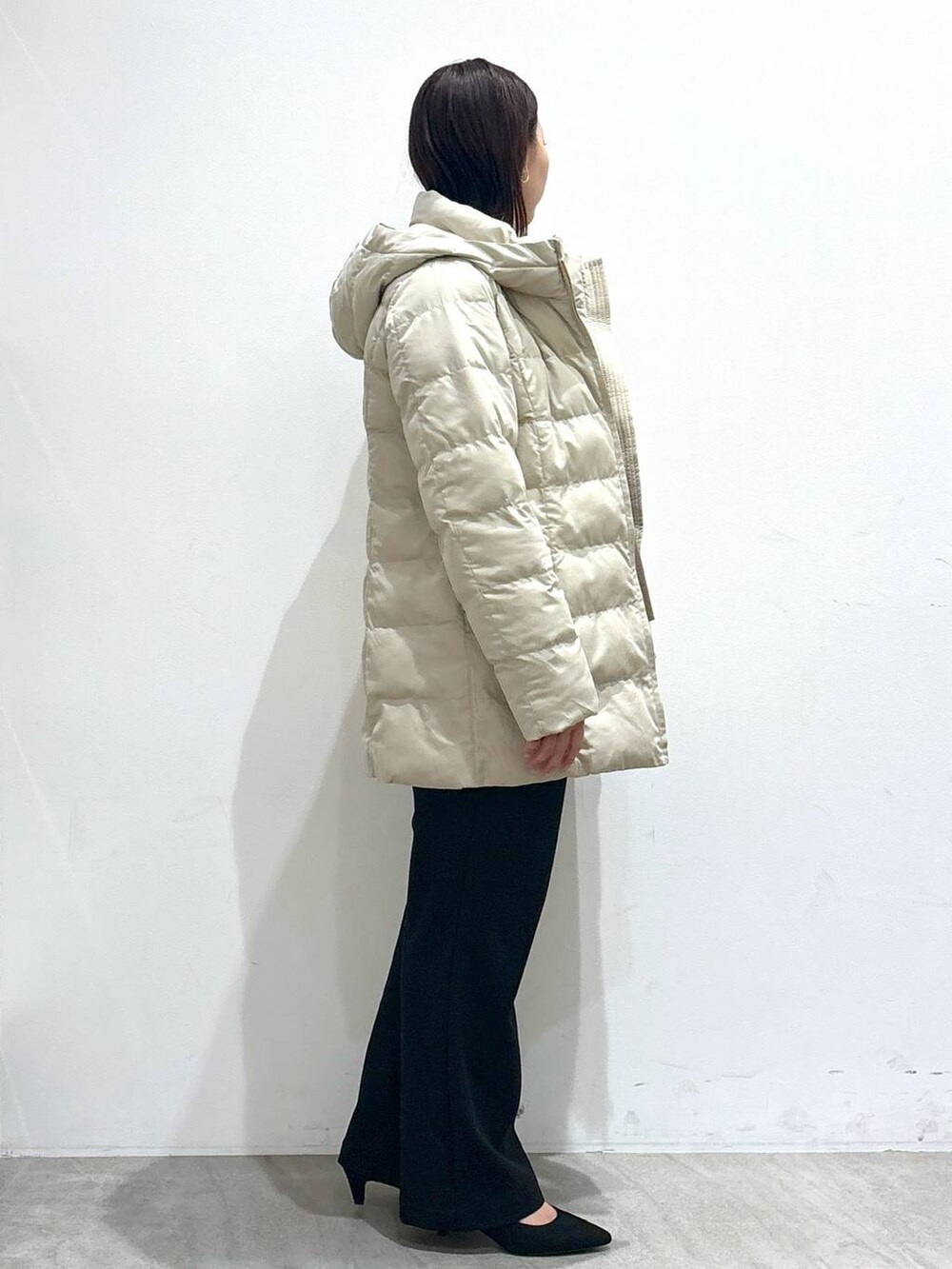 ブルー系のシャツ/ブラウス、ブラック系のその他パンツ、ブラック系のその他パンツを着用したレディースの冬コーディネートの5枚目の写真