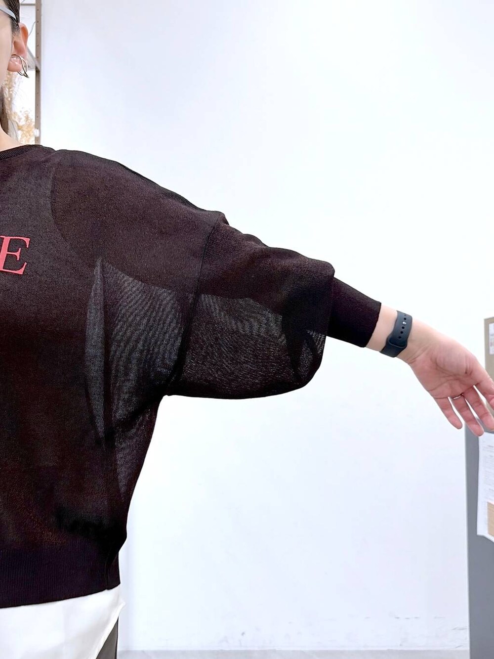 ブラック系のハンドバッグ、グリーン系のその他パンツ、ホワイト系のタンクトップを着用したレディースの春コーディネートの8枚目の写真