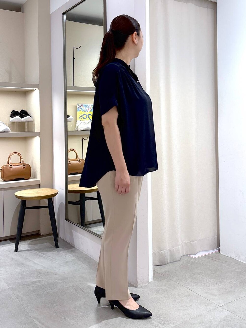 ブラック系のパンプス、ブラック系のハンドバッグ、ベージュ系のその他パンツを着用したレディースの春コーディネートの5枚目の写真