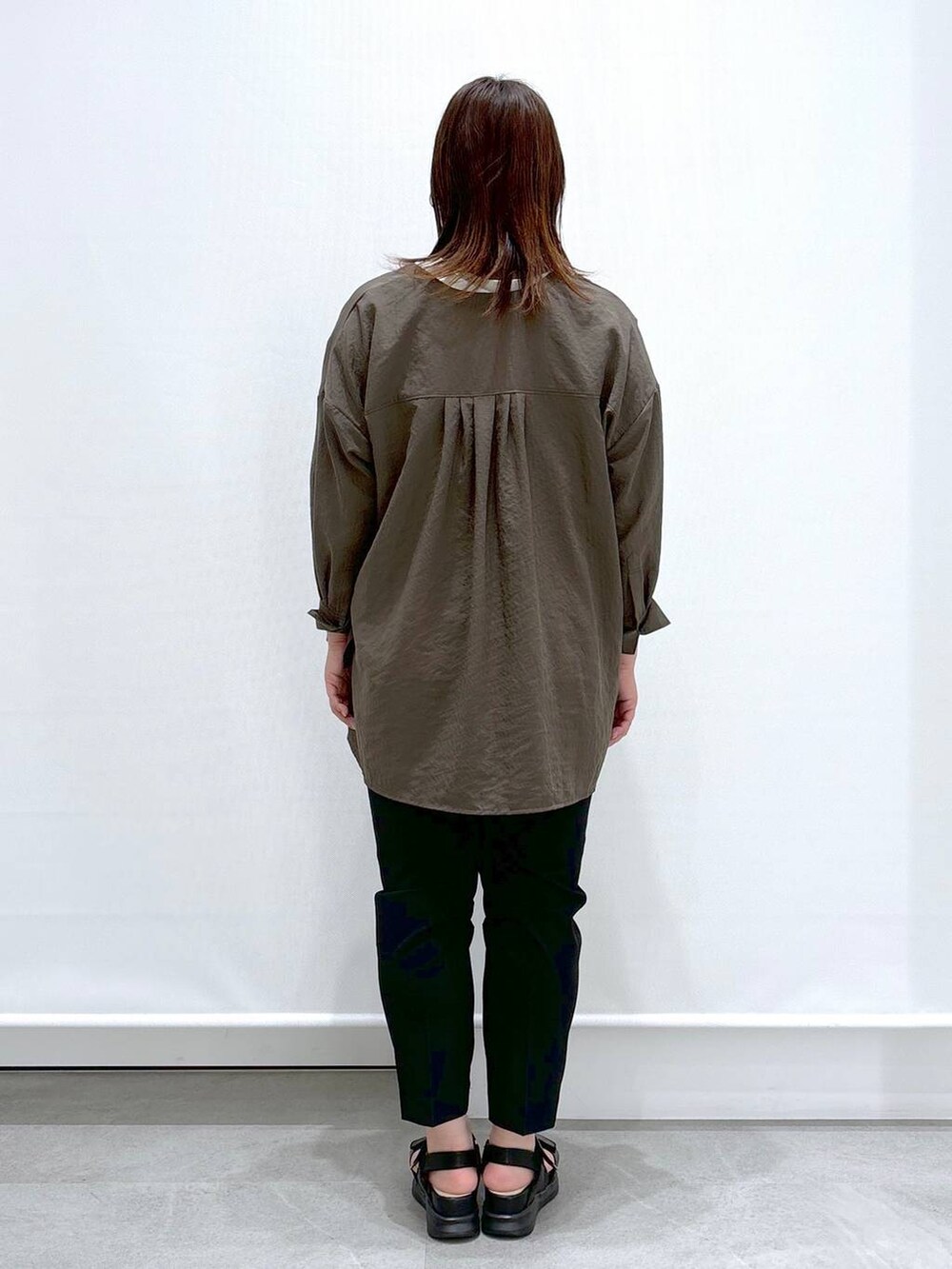 ブラック系のその他パンツ、ブラック系のサンダル、ブラック系のその他パンツを着用したレディースの夏コーディネートの4枚目の写真