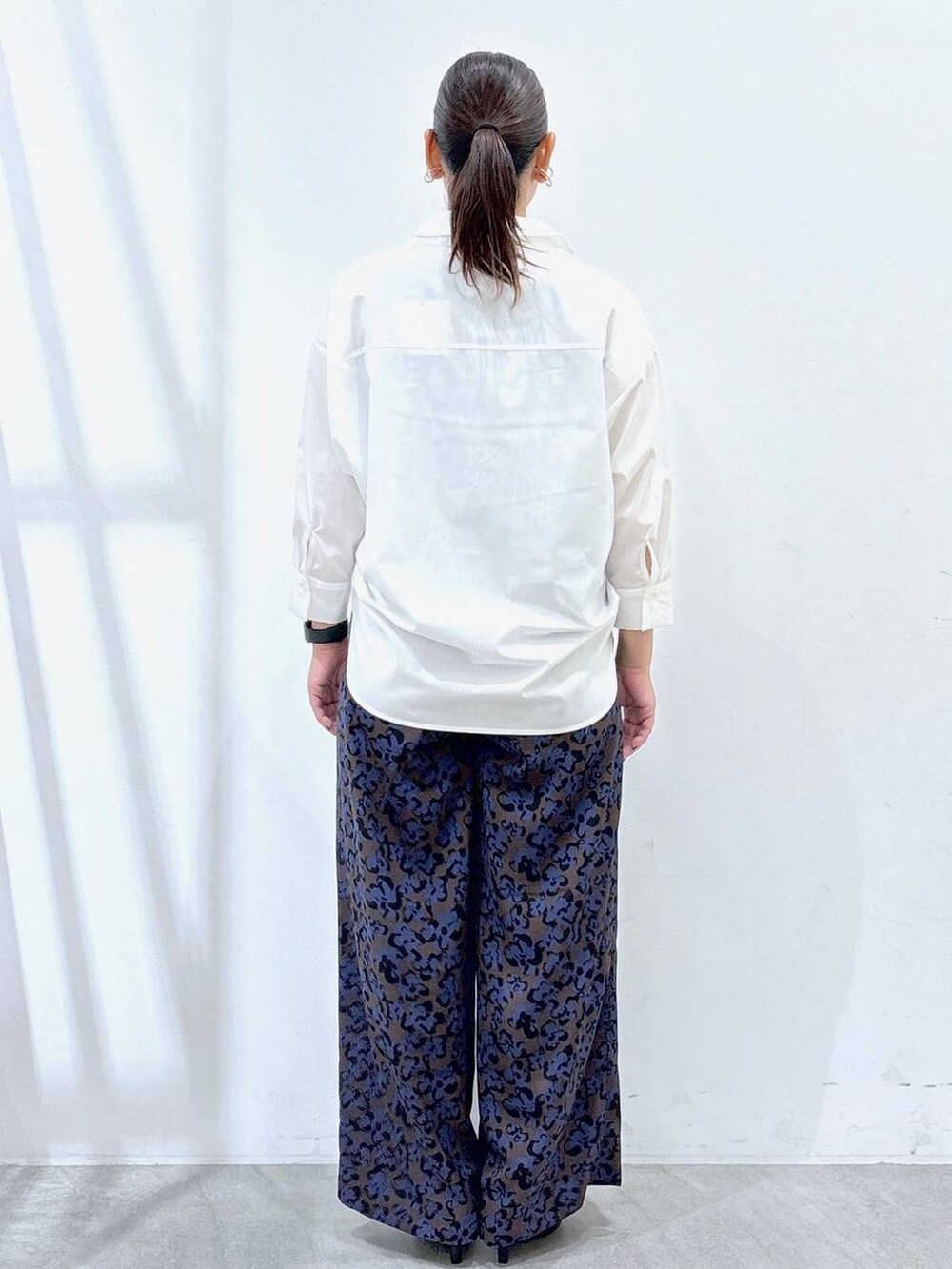 ブラック系のハンドバッグ、ブラウン系のその他パンツ、ホワイト系のシャツ/ブラウスを着用したレディースの秋コーディネートの4枚目の写真