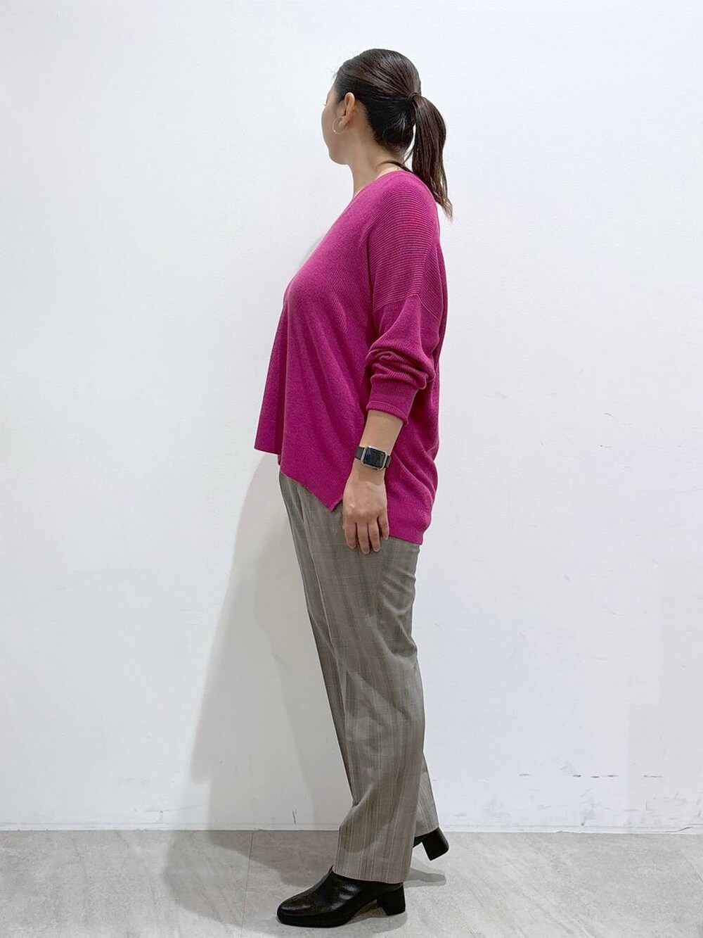 ピンク系のニット/セーター、ブラウン系のその他パンツ、ブラウン系のその他パンツを着用したレディースの秋コーディネートの3枚目の写真