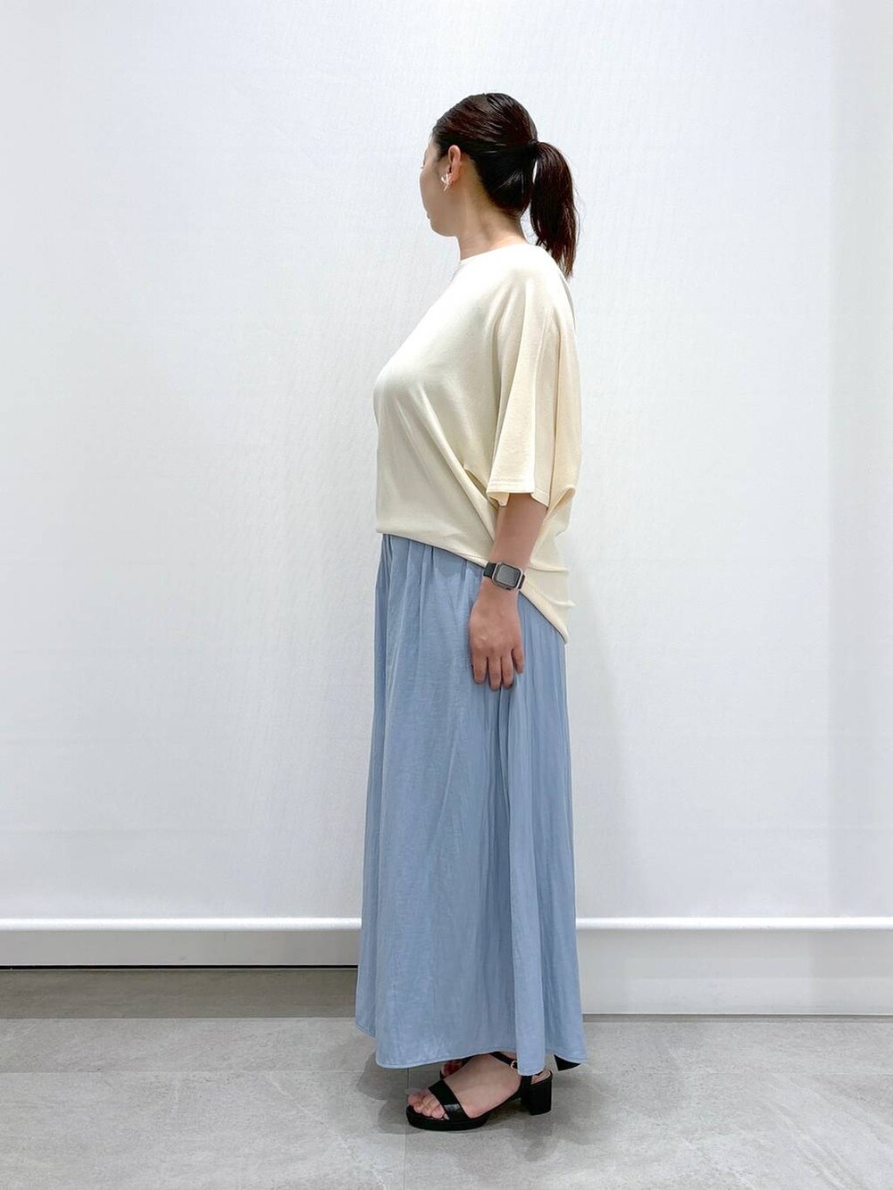 ブラック系のサンダル、ブルー系のその他パンツ、ホワイト系のニット/セーターを着用したレディースの夏コーディネートの3枚目の写真