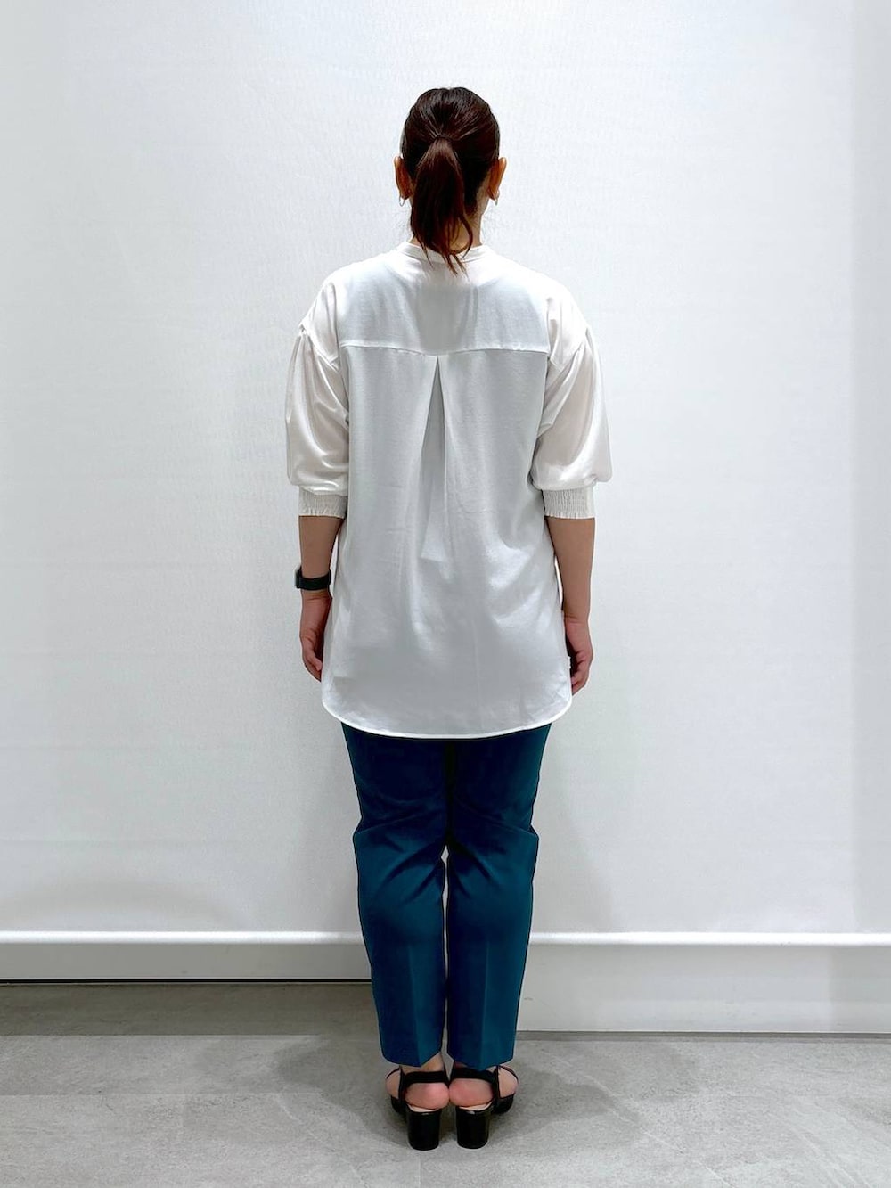 グリーン系のその他パンツ、ブラック系のハンドバッグ、グリーン系のその他パンツを着用したレディースの夏コーディネートの4枚目の写真