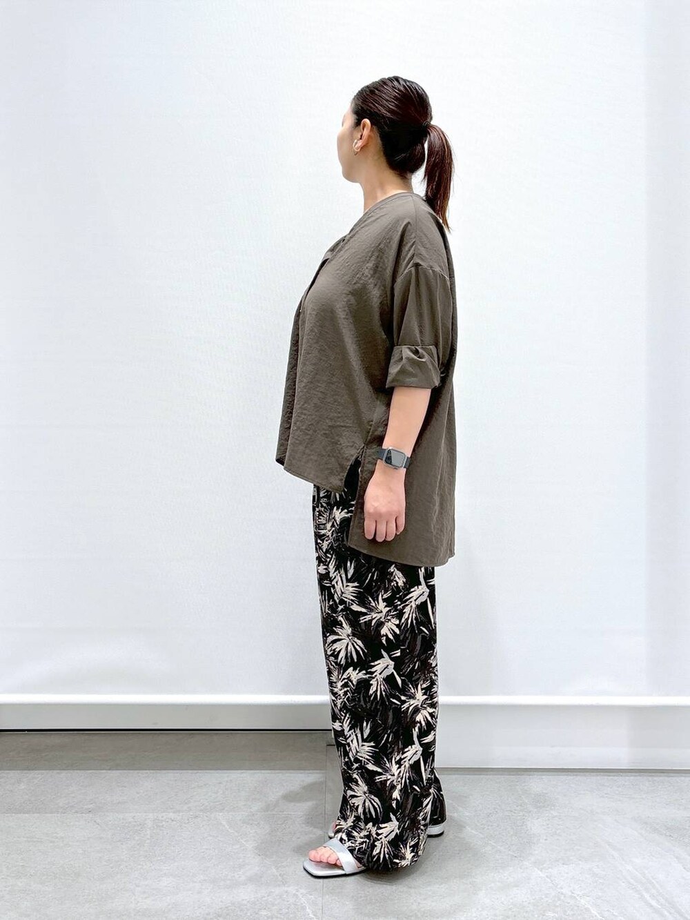 ブラウン系のシャツ/ブラウス、シルバー系のサンダル、ブラック系のその他パンツを着用したレディースの夏コーディネートの3枚目の写真