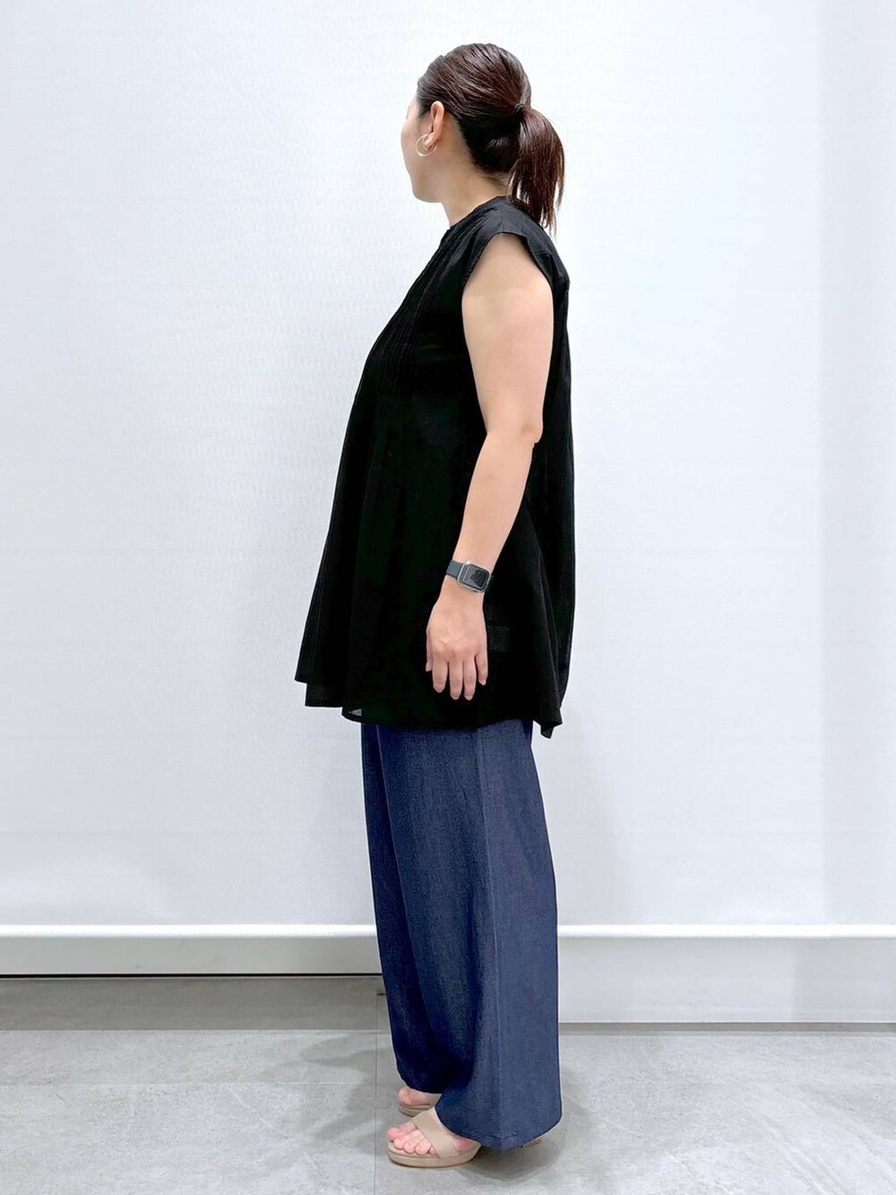 ブラック系のシャツ/ブラウス、ベージュ系のサンダルを着用したレディースの夏コーディネートの3枚目の写真