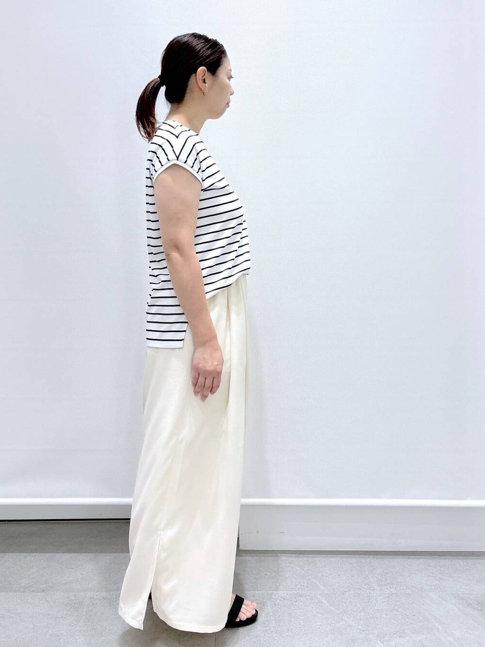 ブラック系のTシャツ/カットソー、ホワイト系のその他パンツ、シルバー系のショルダーバッグを着用したレディースの夏コーディネートの5枚目の写真