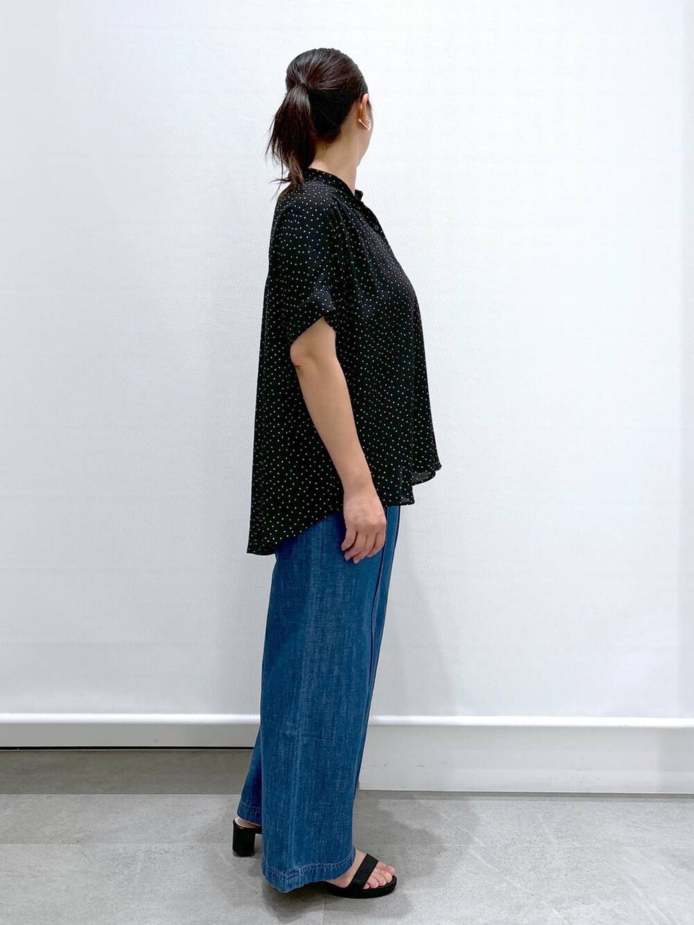 ブルー系のデニムパンツ、ブラック系のシャツ/ブラウス、ブラック系のサンダルを着用したレディースの夏コーディネートの5枚目の写真