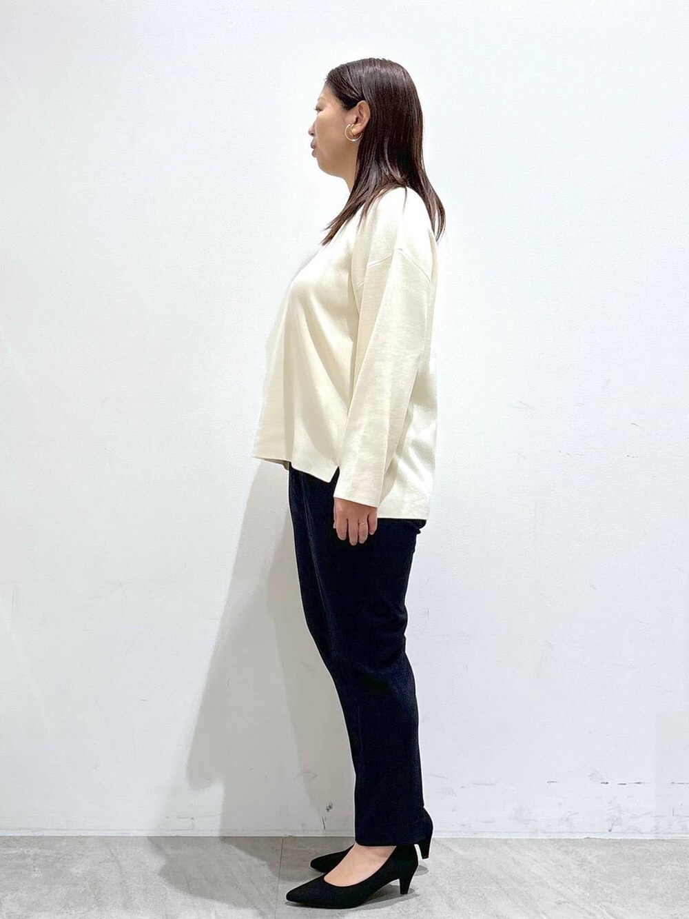 ブルー系のその他パンツ、ブルー系のその他パンツ、ブラック系のパンプスを着用したレディースの冬コーディネートの2枚目の写真