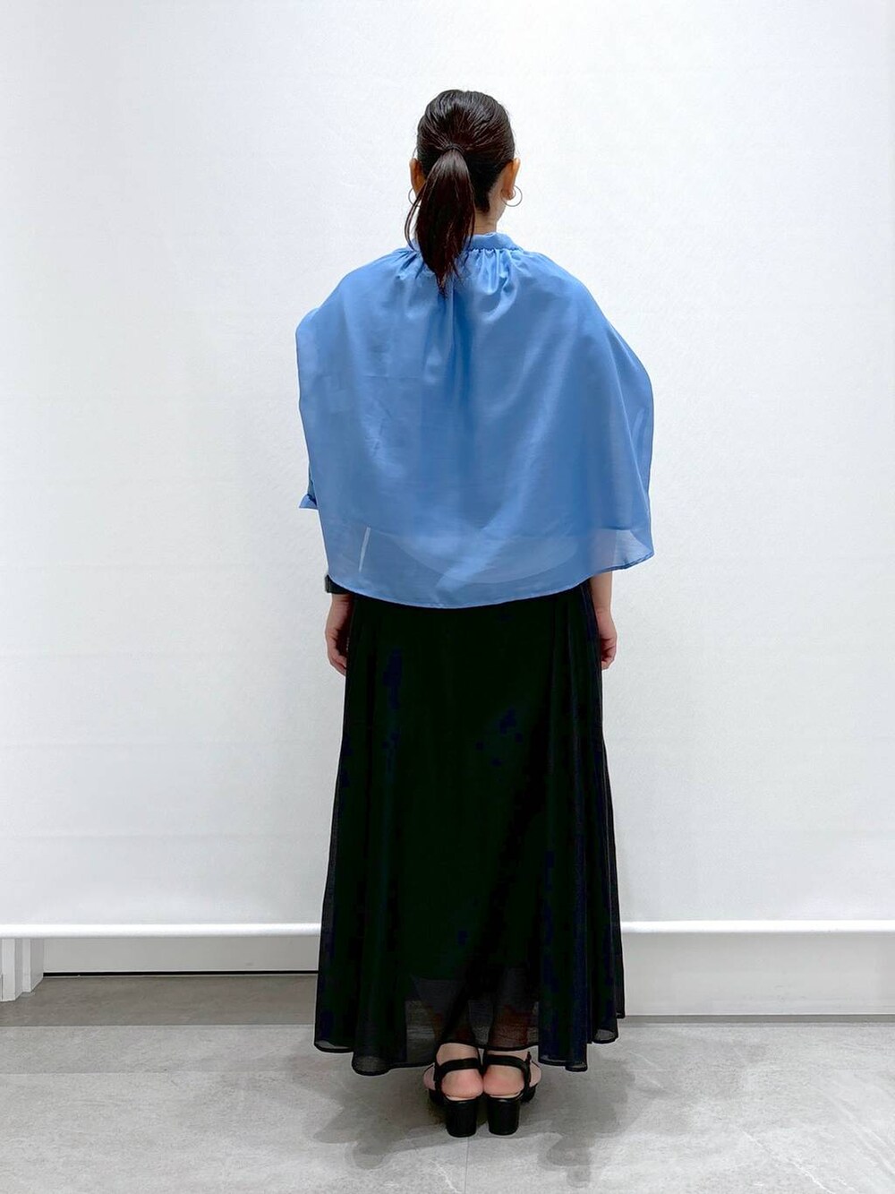 ブラック系のトートバッグ、ブラック系のサンダル、ブラック系のスカートを着用したレディースの夏コーディネートの4枚目の写真