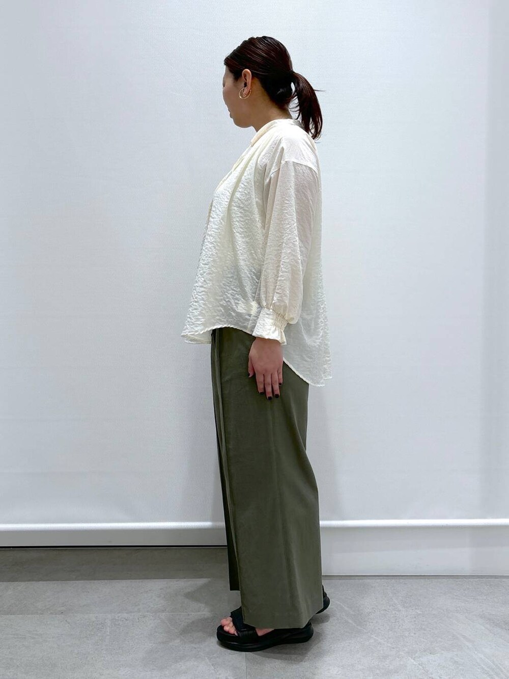 グリーン系のその他パンツ、グリーン系のその他パンツ、ブラック系のハンドバッグを着用したレディースの春コーディネートの3枚目の写真