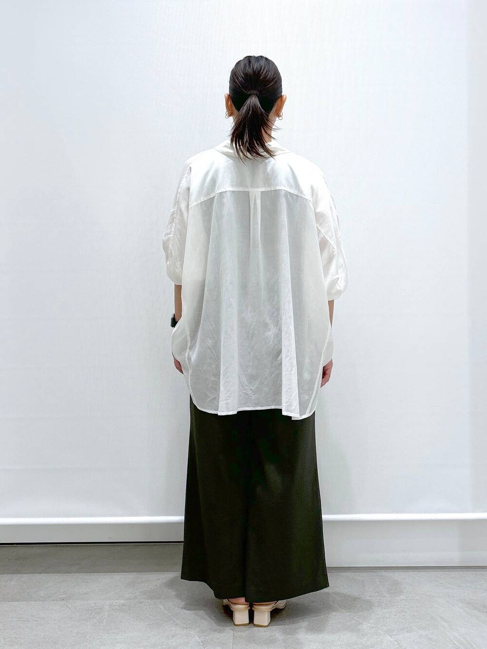 ホワイト系のTシャツ/カットソー、ホワイト系のサンダル、グリーン系のその他パンツを着用したレディースの夏コーディネートの4枚目の写真