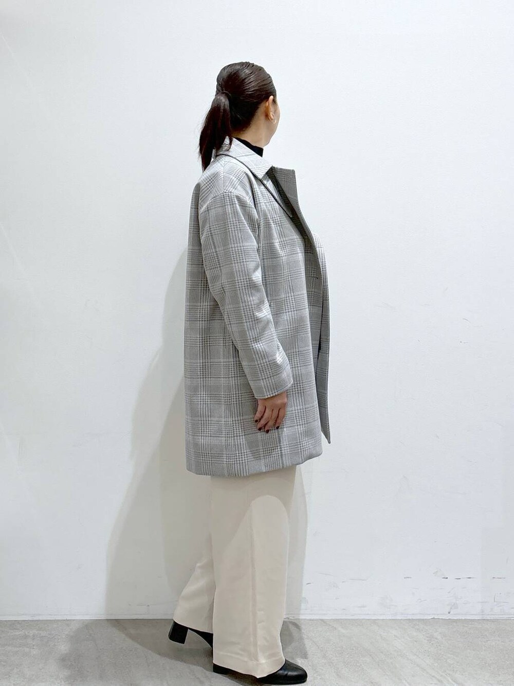 ホワイト系のその他パンツ、ホワイト系のその他パンツ、ブラック系のブーツを着用したレディースの秋コーディネートの5枚目の写真