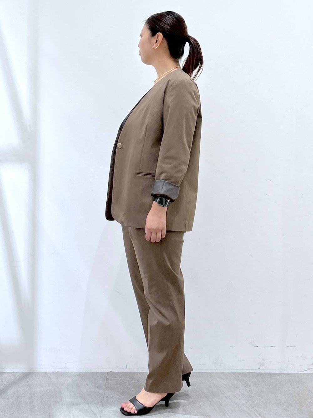 グリーン系のその他パンツ、ブラック系のタンクトップ、グリーン系のノーカラージャケットを着用したレディースの秋コーディネートの3枚目の写真