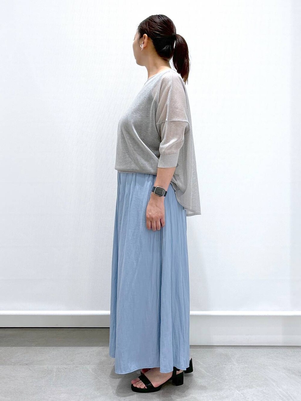 グレー系のニット/セーター、ブルー系のその他パンツ、ブラック系のサンダルを着用したレディースの夏コーディネートの3枚目の写真