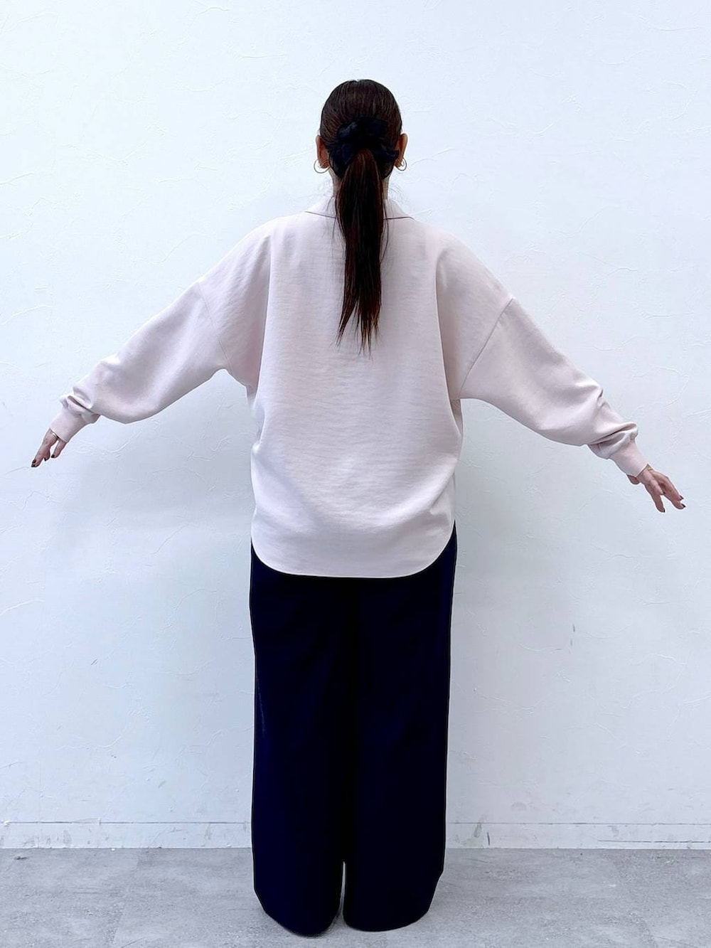 ホワイト系のパンプス、ホワイト系のハンドバッグ、ブルー系のその他パンツを着用したレディースの冬コーディネートの4枚目の写真