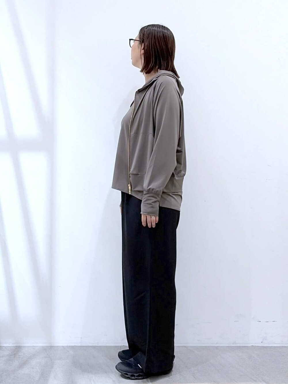 ブラック系のその他パンツ、ブラック系のかごバッグ、グレー系のパーカーを着用したレディースの夏コーディネートの3枚目の写真
