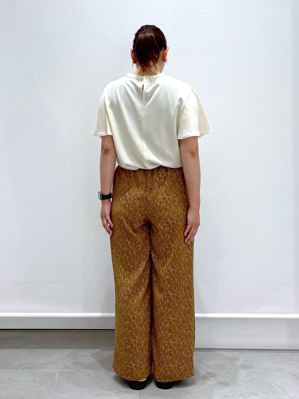 ブラック系のハンドバッグ、ホワイト系のシャツ/ブラウス、ブラウン系のその他パンツを着用したレディースの夏コーディネートの4枚目の写真