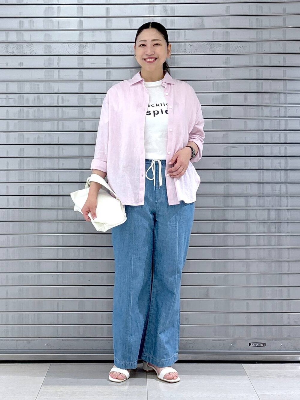 ピンク系のシャツ/ブラウス、ホワイト系のTシャツ/カットソー、ホワイト系のハンドバッグを着用したレディースの春コーディネートの2枚目の写真