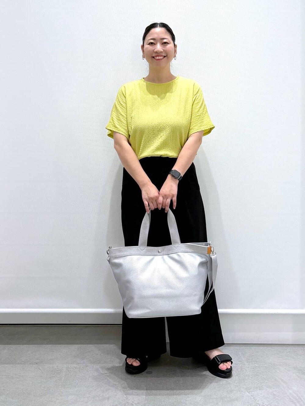 ブラック系のサンダル、ブラック系のその他パンツ、ブラック系のその他パンツを着用したレディースの夏コーディネートの2枚目の写真