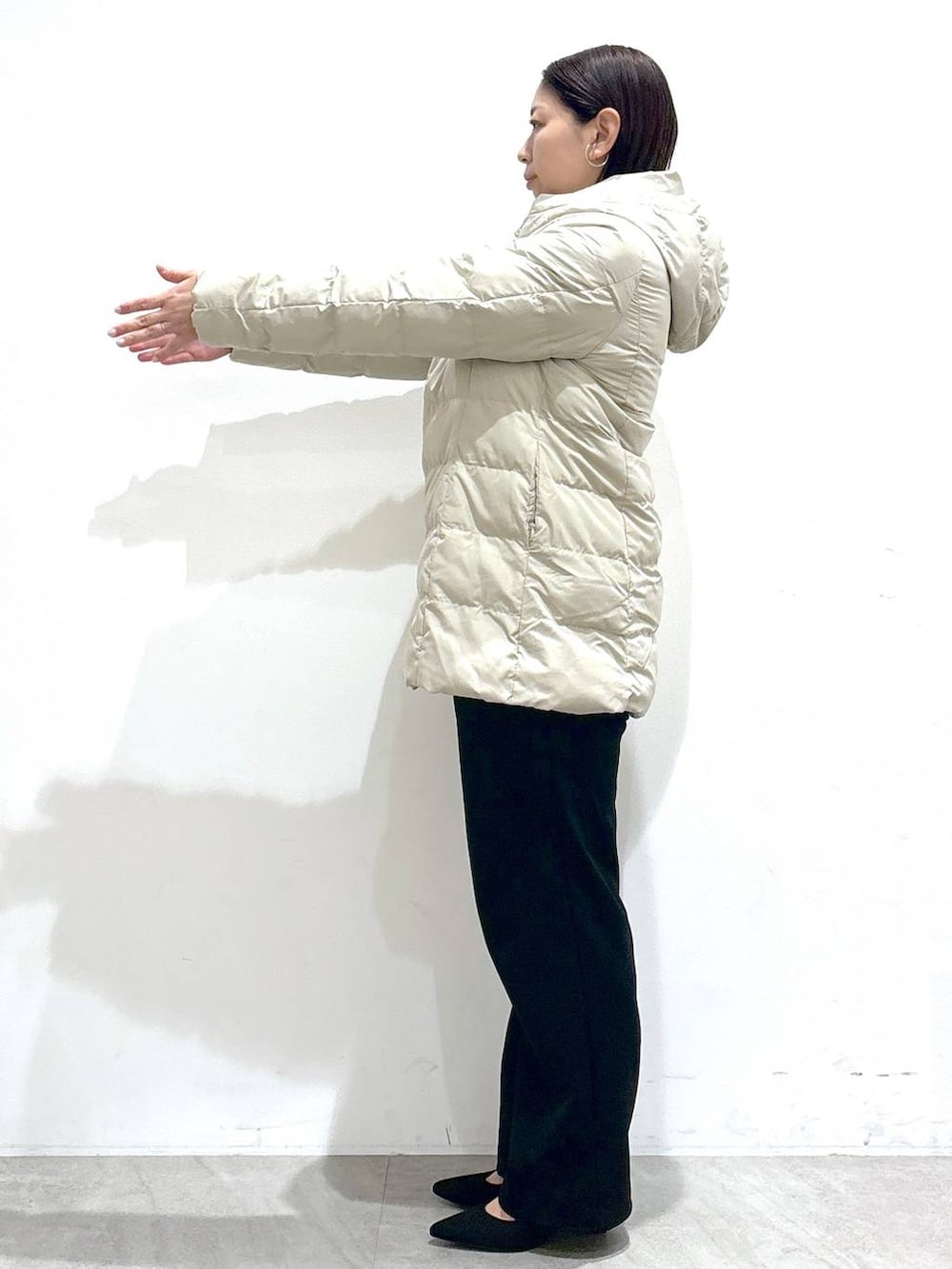 ホワイト系のシャツ/ブラウス、ブラック系のその他パンツ、ブラック系のその他パンツを着用したレディースの冬コーディネートの5枚目の写真