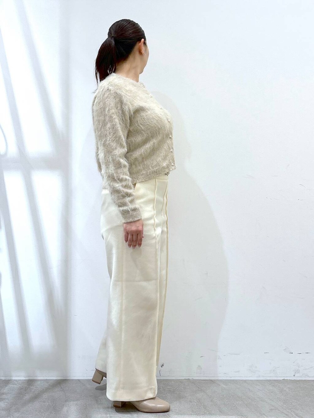 ベージュ系のブーツ、ホワイト系のその他パンツ、ホワイト系のその他パンツを着用したレディースの冬コーディネートの5枚目の写真