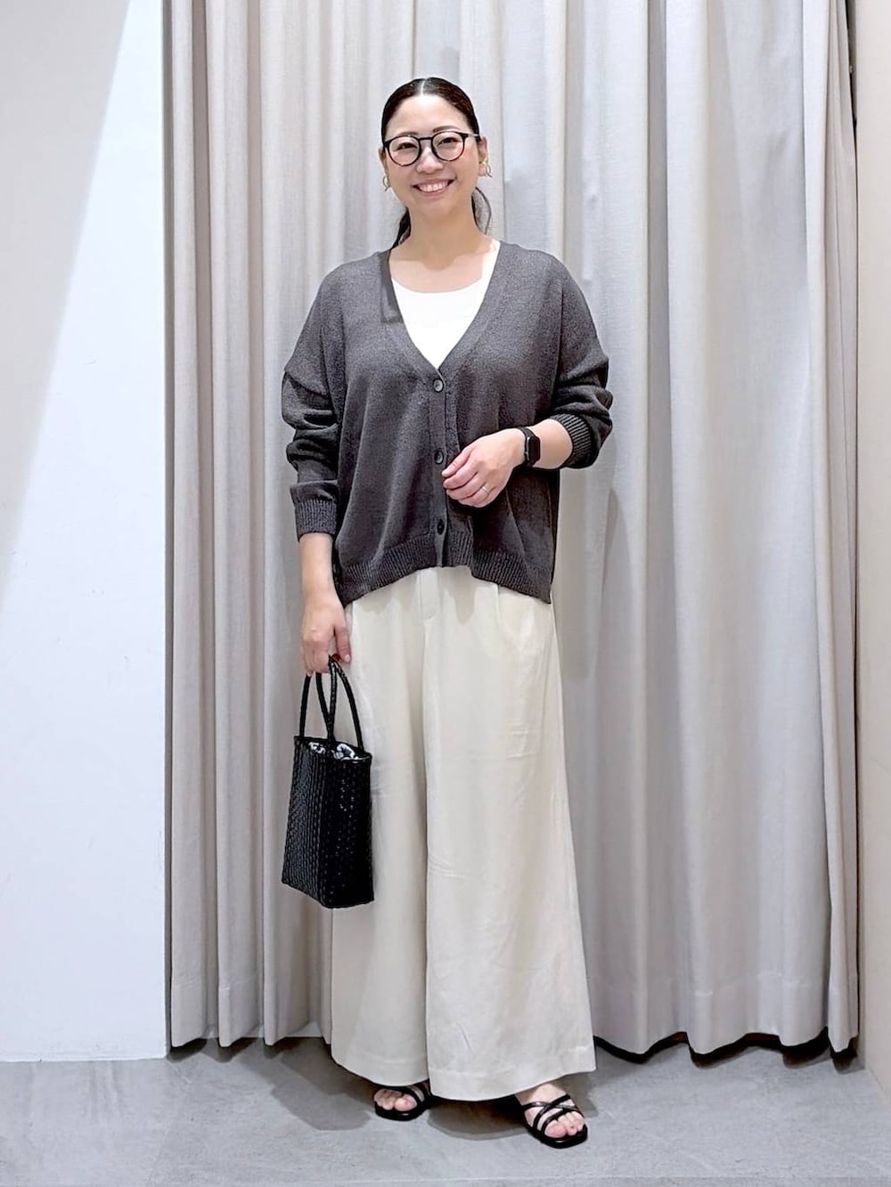 グレー系のカーディガン/ボレロ、ホワイト系のその他パンツ、ホワイト系のタンクトップを着用したレディースの夏コーディネートの2枚目の写真