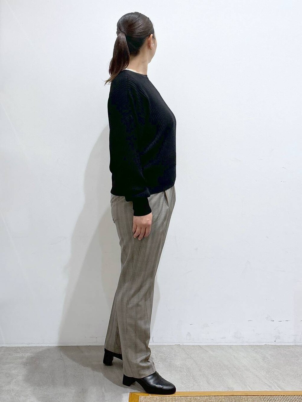 ブラック系のカーディガン/ボレロ、ブラウン系のその他パンツ、ブラウン系のその他パンツを着用したレディースの秋コーディネートの5枚目の写真