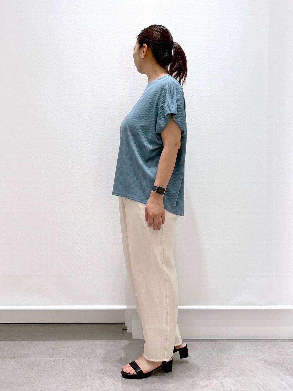 グリーン系のTシャツ/カットソー、ブラック系のサンダル、ホワイト系のその他パンツを着用したレディースの夏コーディネートの3枚目の写真