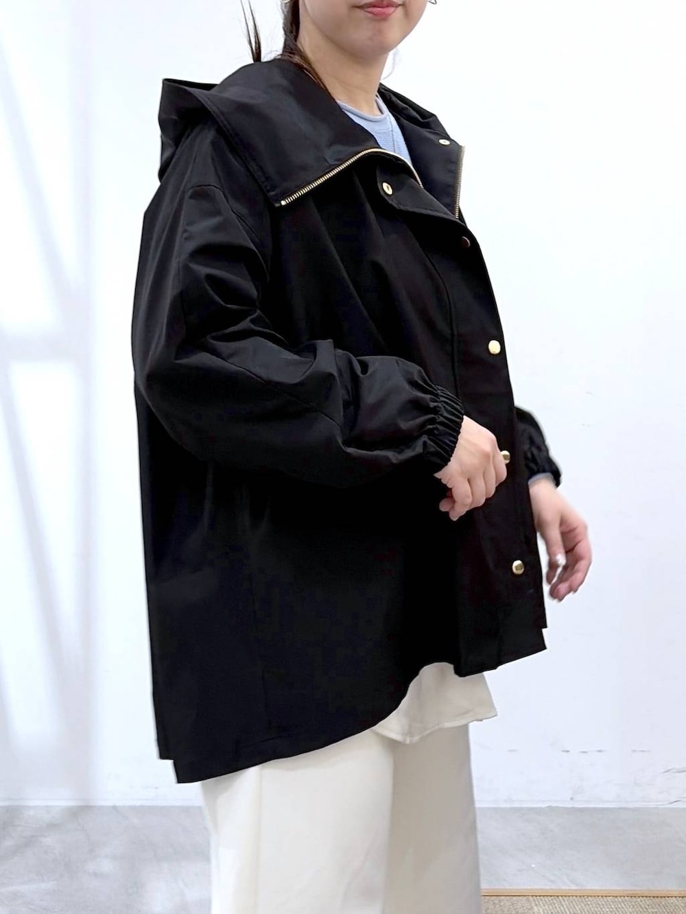 ホワイト系のその他パンツ、ブルー系のニット/セーター、イエロー系のボストンバッグを着用したレディースの春コーディネートの8枚目の写真