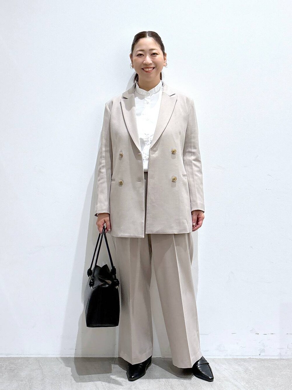 ベージュ系のその他パンツ、ベージュ系のその他パンツ、ベージュ系のその他アウターを着用したレディースの秋コーディネートの2枚目の写真