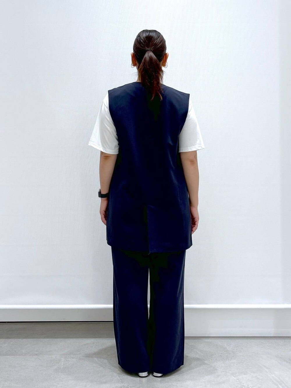 ホワイト系のTシャツ/カットソー、ブルー系のその他パンツ、ブルー系のベストを着用したレディースの夏コーディネートの3枚目の写真