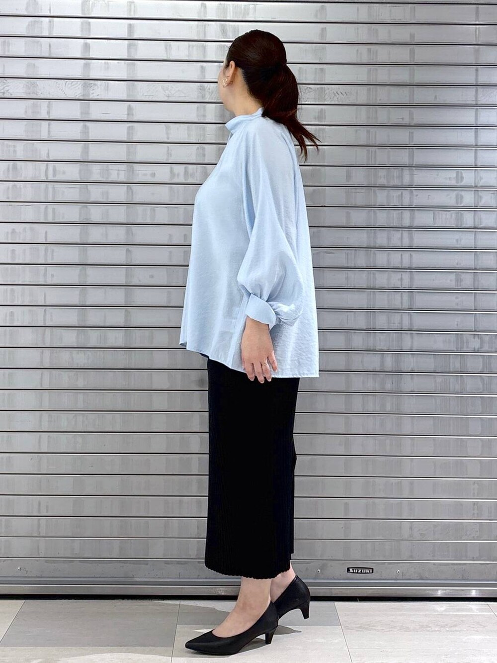 ブラック系のハンドバッグ、ブルー系のカーディガン/ボレロ、ブルー系のシャツ/ブラウスを着用したレディースの春コーディネートの3枚目の写真