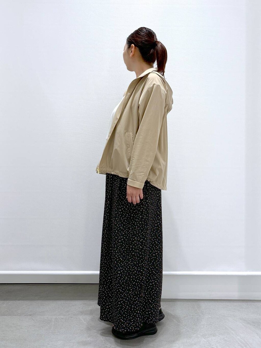 ホワイト系のTシャツ/カットソー、ブラック系のサンダル、ホワイト系のその他パンツを着用したレディースの夏コーディネートの3枚目の写真