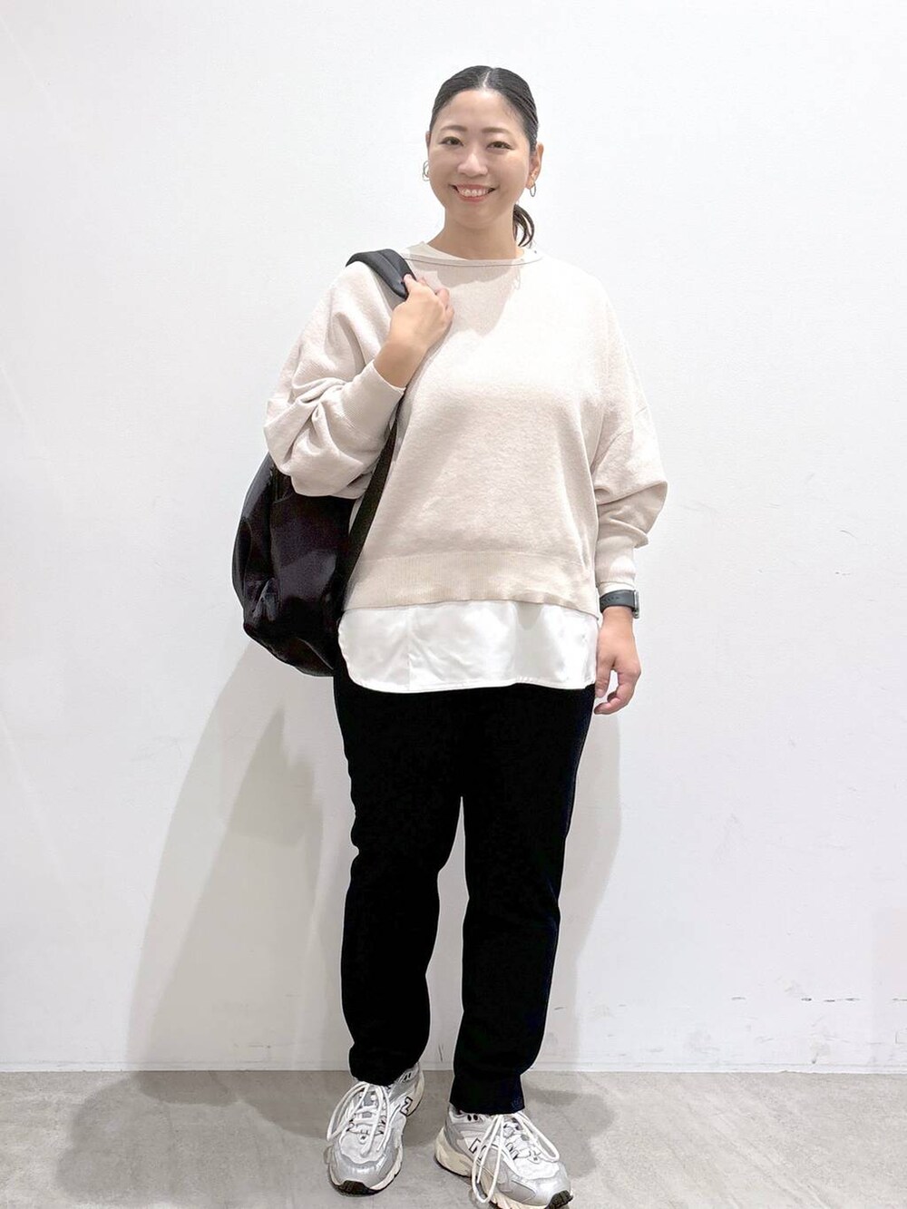 ブルー系のその他パンツ、ブルー系のその他パンツ、ブラック系のバックパック/リュックを着用したレディースの秋コーディネートの2枚目の写真
