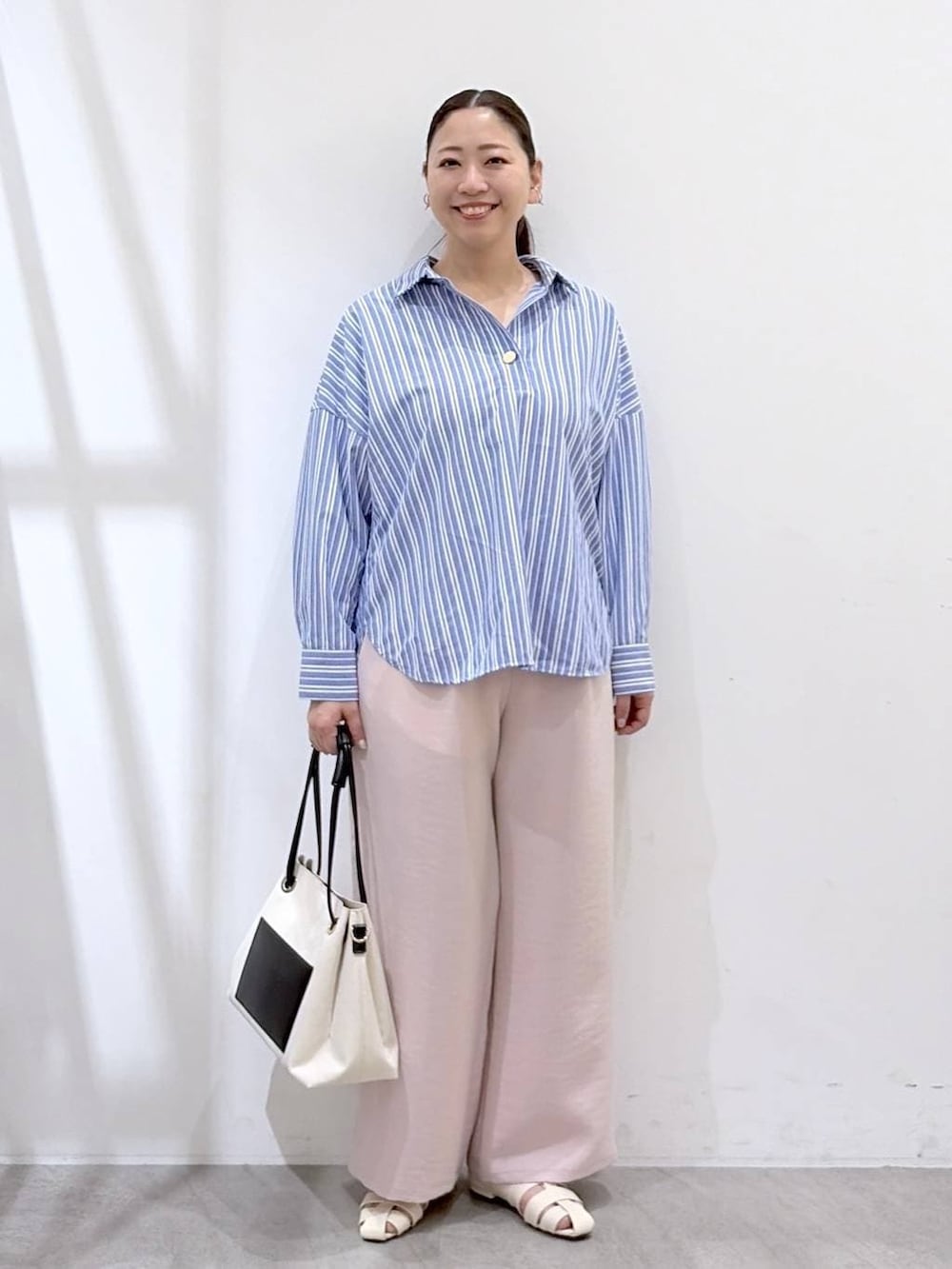 ホワイト系のTシャツ/カットソー、ホワイト系のトートバッグ、ピンク系のその他パンツを着用したレディースの春コーディネートの2枚目の写真