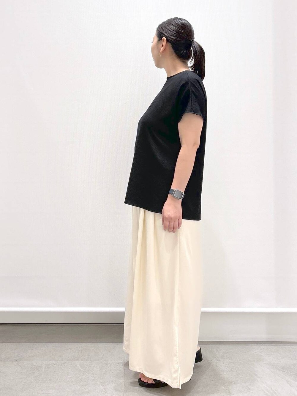 ブラック系のシャツ/ブラウス、ホワイト系のその他パンツ、ブラック系のサンダルを着用したレディースの夏コーディネートの3枚目の写真