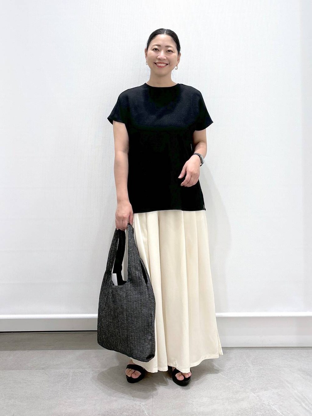 ブラック系のシャツ/ブラウス、ホワイト系のその他パンツ、ブラック系のサンダルを着用したレディースの夏コーディネートの2枚目の写真