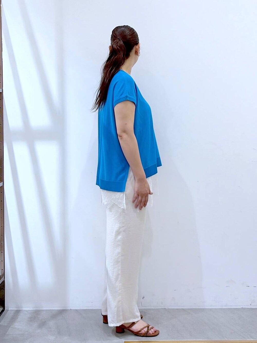 ホワイト系のその他パンツ、ホワイト系のTシャツ/カットソー、ブルー系のニット/セーターを着用したレディースの夏コーディネートの5枚目の写真