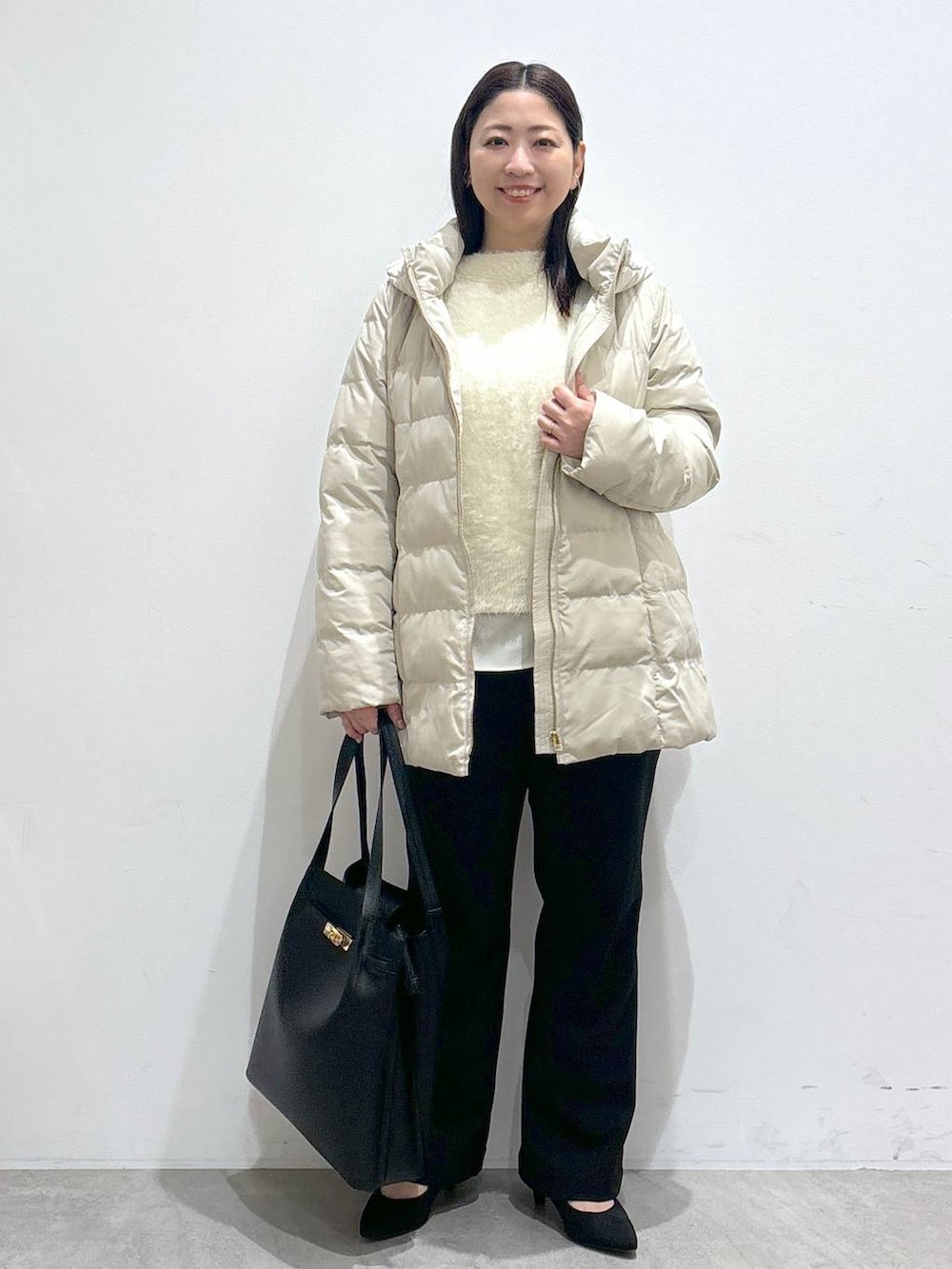 ホワイト系のシャツ/ブラウス、ブラック系のその他パンツ、ブラック系のその他パンツを着用したレディースの冬コーディネートの2枚目の写真