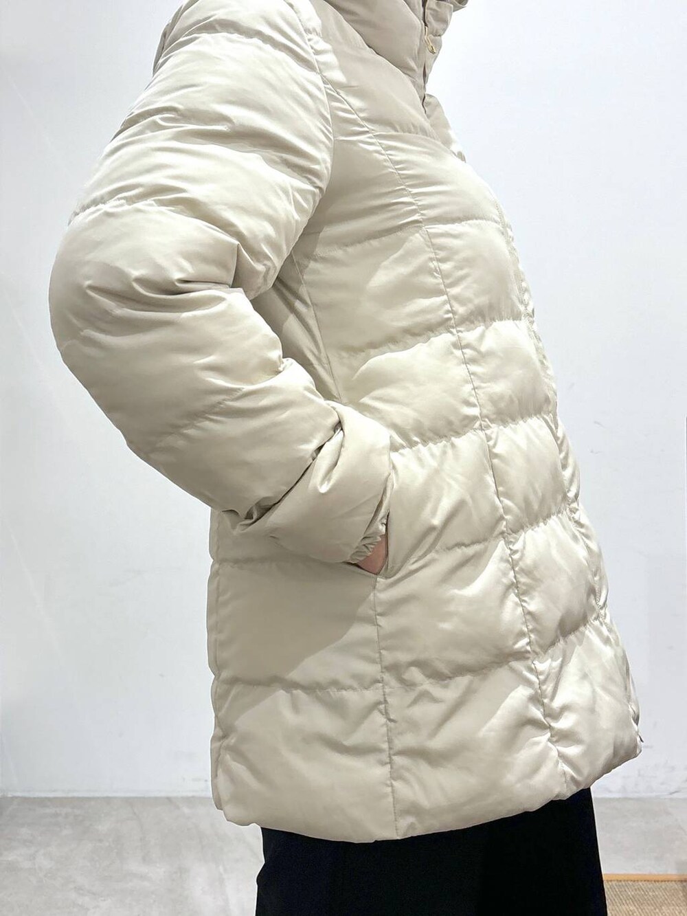 ブルー系のシャツ/ブラウス、ブラック系のその他パンツ、ブラック系のその他パンツを着用したレディースの冬コーディネートの7枚目の写真